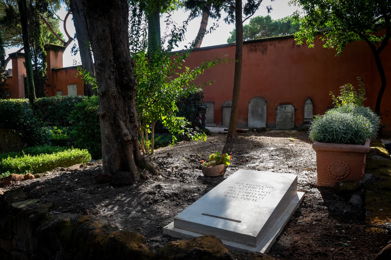 Sophie Calle, la tomba dei segreti al Cimitero Acattolico di Roma